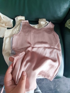 18姆米外贸原单珍珠光泽感素绉缎真丝背心女2024夏季 圆领真丝上衣