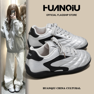 环球银色面包鞋女2026新款小白鞋皮面百搭轻便软底运动休闲板鞋潮