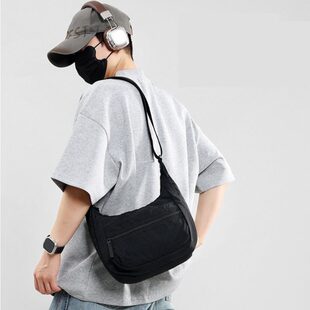 春节不打烊布艺好看饺子形男女外出单肩斜挎9.7寸平板伞逛街背包