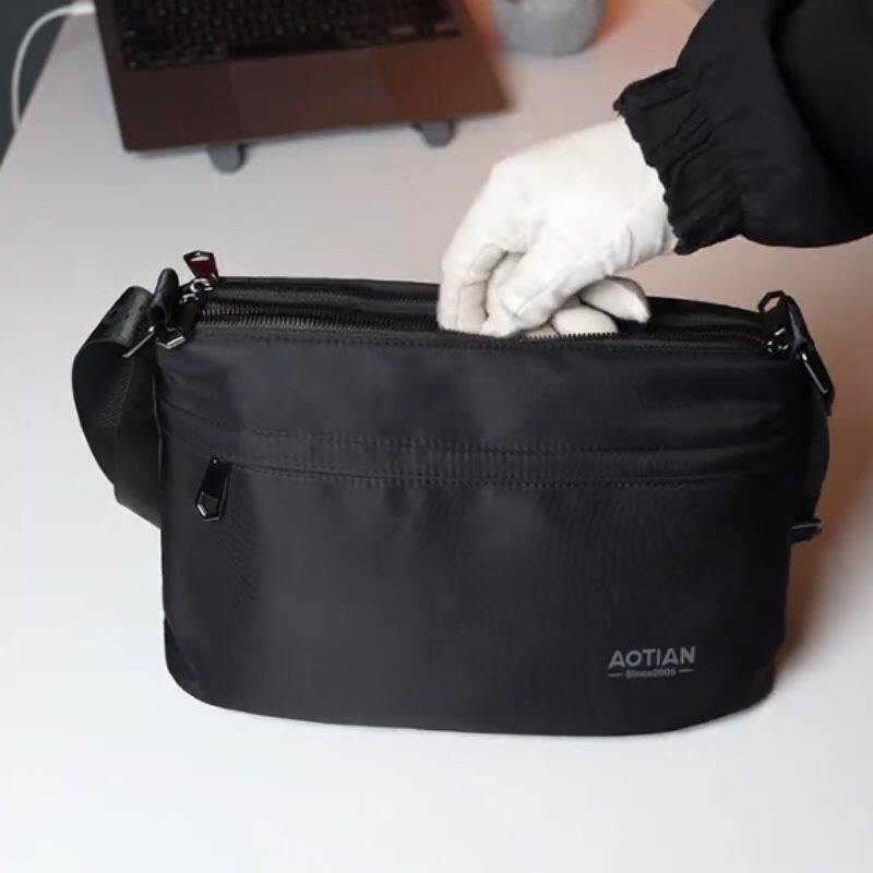 2026前后有袋上三层拉链内贴兜男字母织带单肩斜挎9.7寸平板伞包