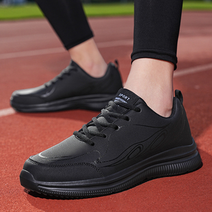 春季男款防水皮面运动鞋超轻便跑步旅游休闲波鞋全黑纯黑色男鞋子