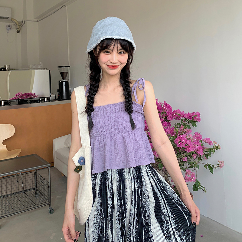 Real shot and real price: a versatile vest with thin lace up texture