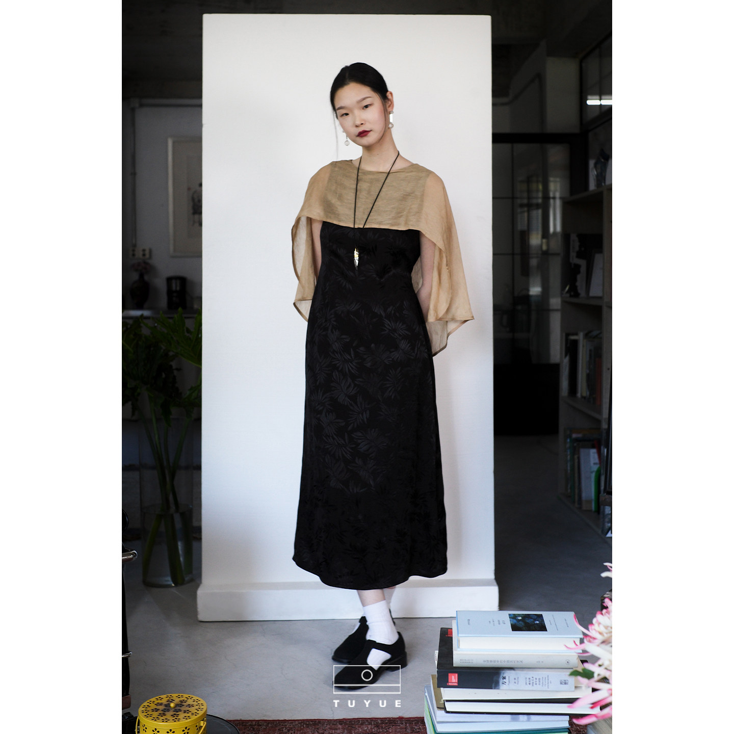 TUYUE涂月 东方美学 黑色缎面织花 圆领真丝麻披肩收腰连衣裙