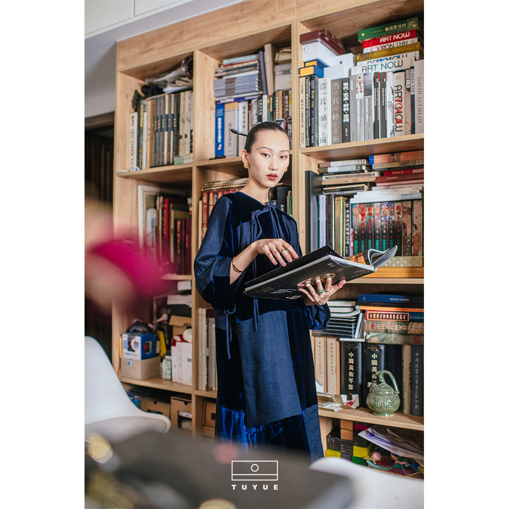 TUYUE涂月 可持续时尚 新中式 蓝色系带真丝丝绒×亚麻廓形连