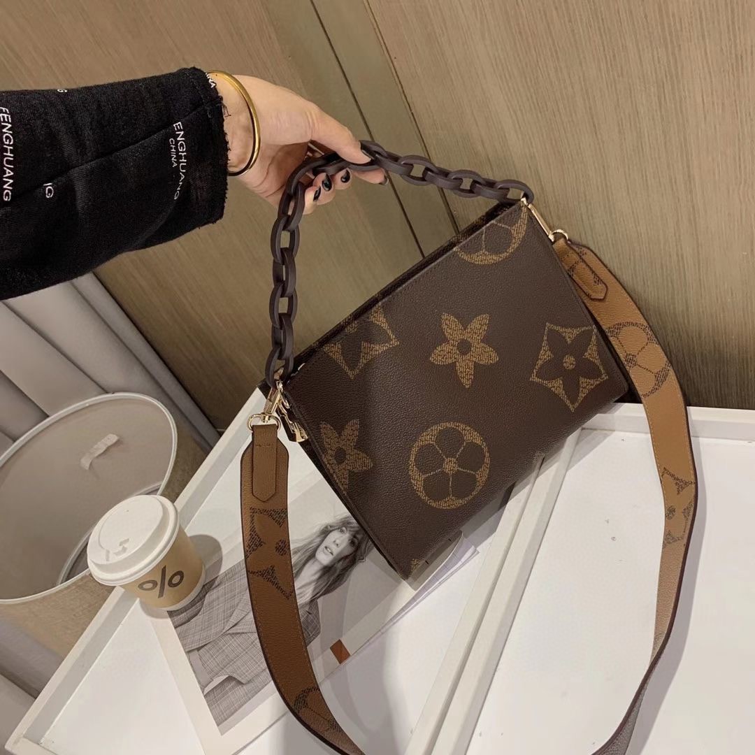 优草坊女包新款时尚百搭洗漱包高级感小众信封包通勤单肩斜跨包潮
