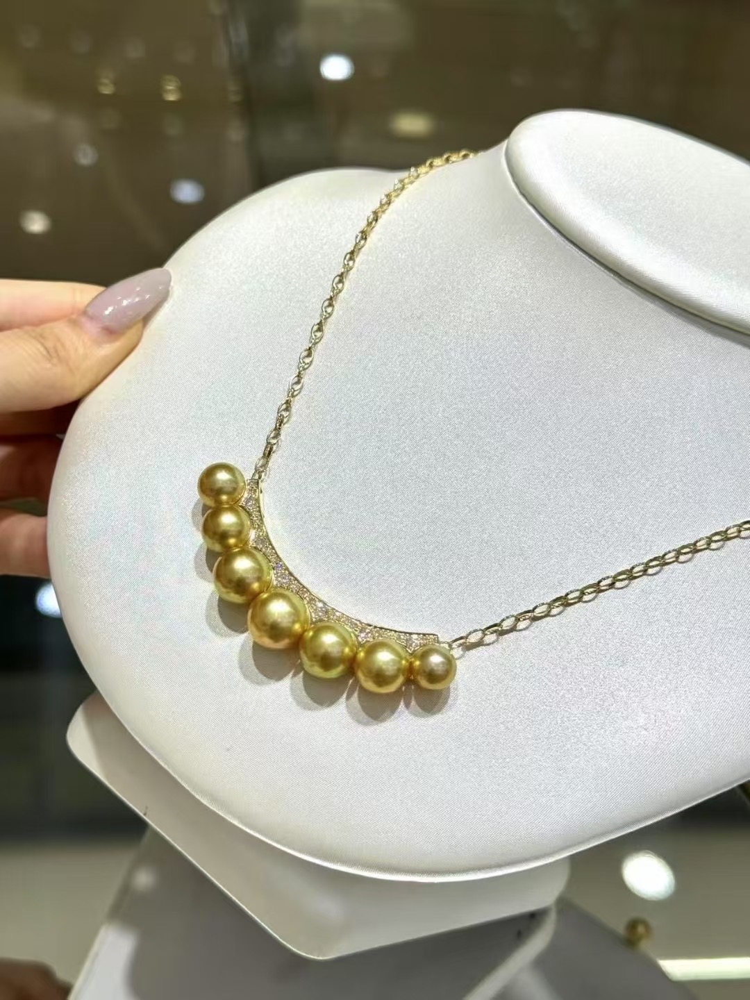 猫眼绿南洋金珠多珠微笑款钻石链 7-10mm 颜色浓带炫彩的金