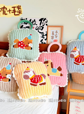 多巴胺小马抱枕被子二合一办公室两用空调毯子靠背垫车载午睡靠枕