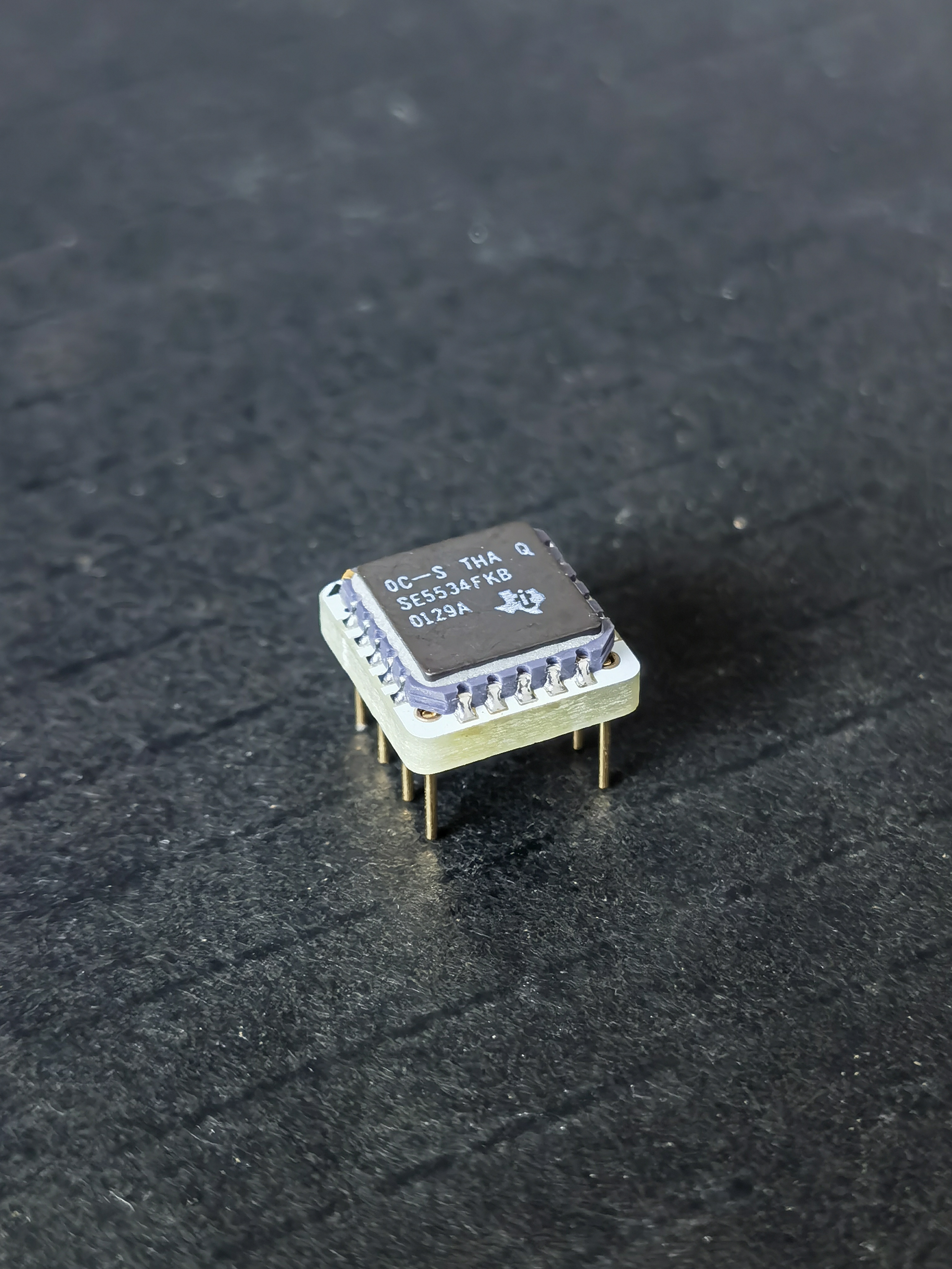 美国德州 SE5534FKB LCC20 高性能低噪声单运放航天级别运放之皇