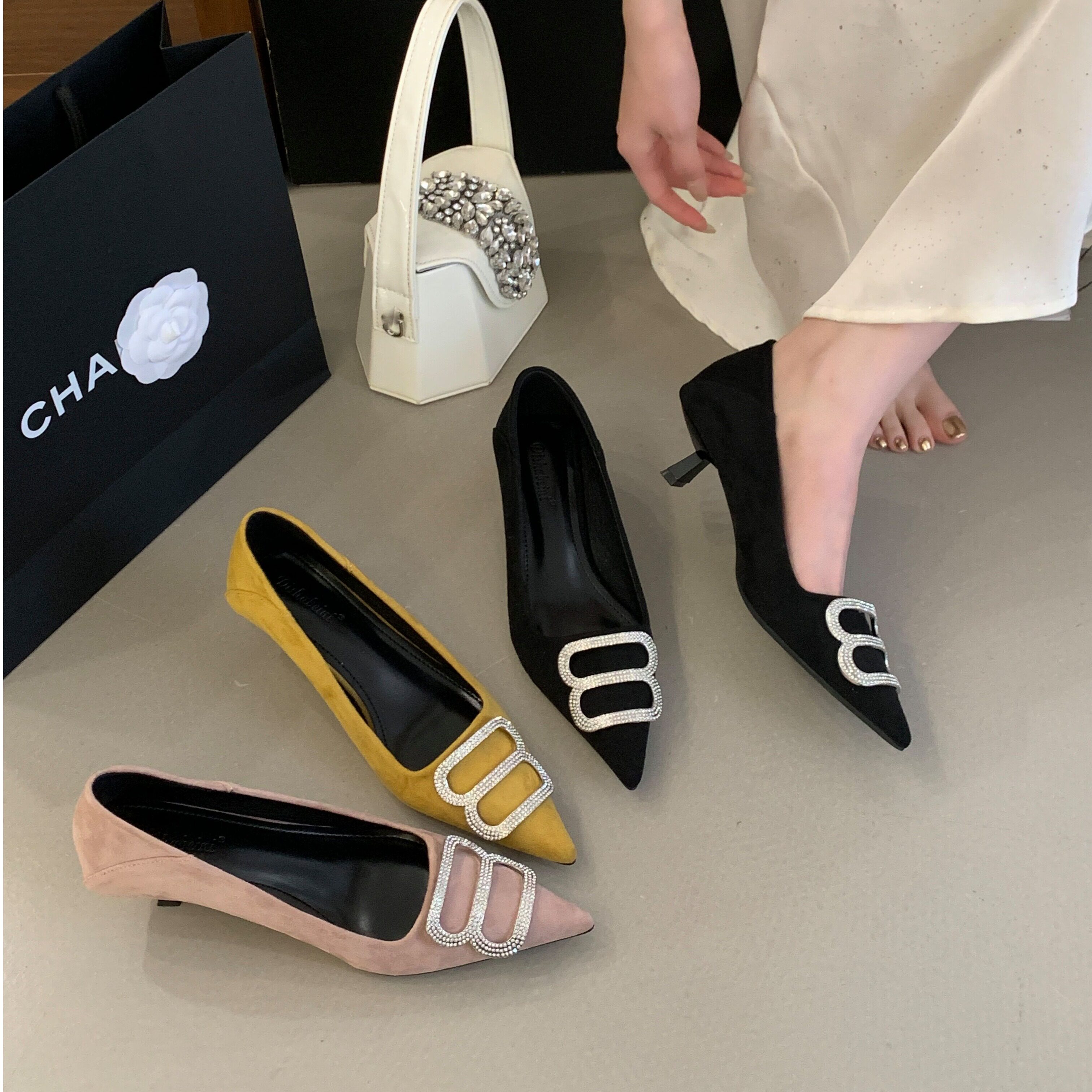 法式绝美水钻扣尖头绒面面3CM高跟鞋2026春季新款气质细跟单鞋女