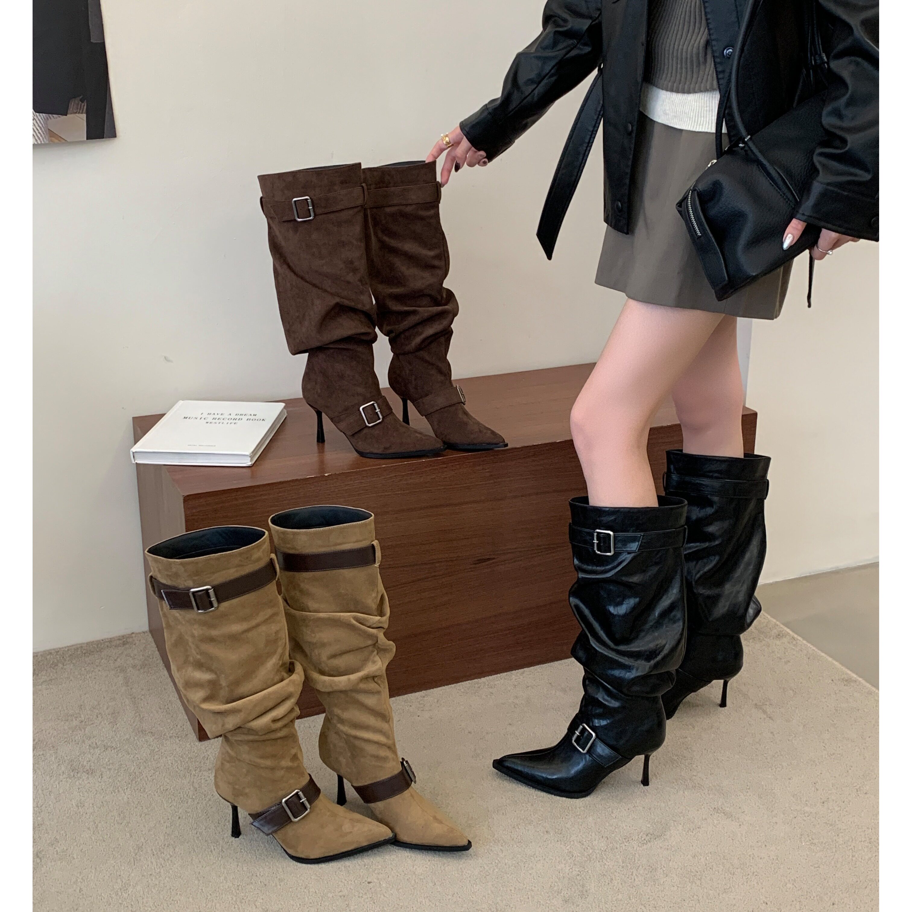 秋冬季皮带扣细跟骑士靴女2026新款复古风绒面高跟褶皱长筒堆堆靴