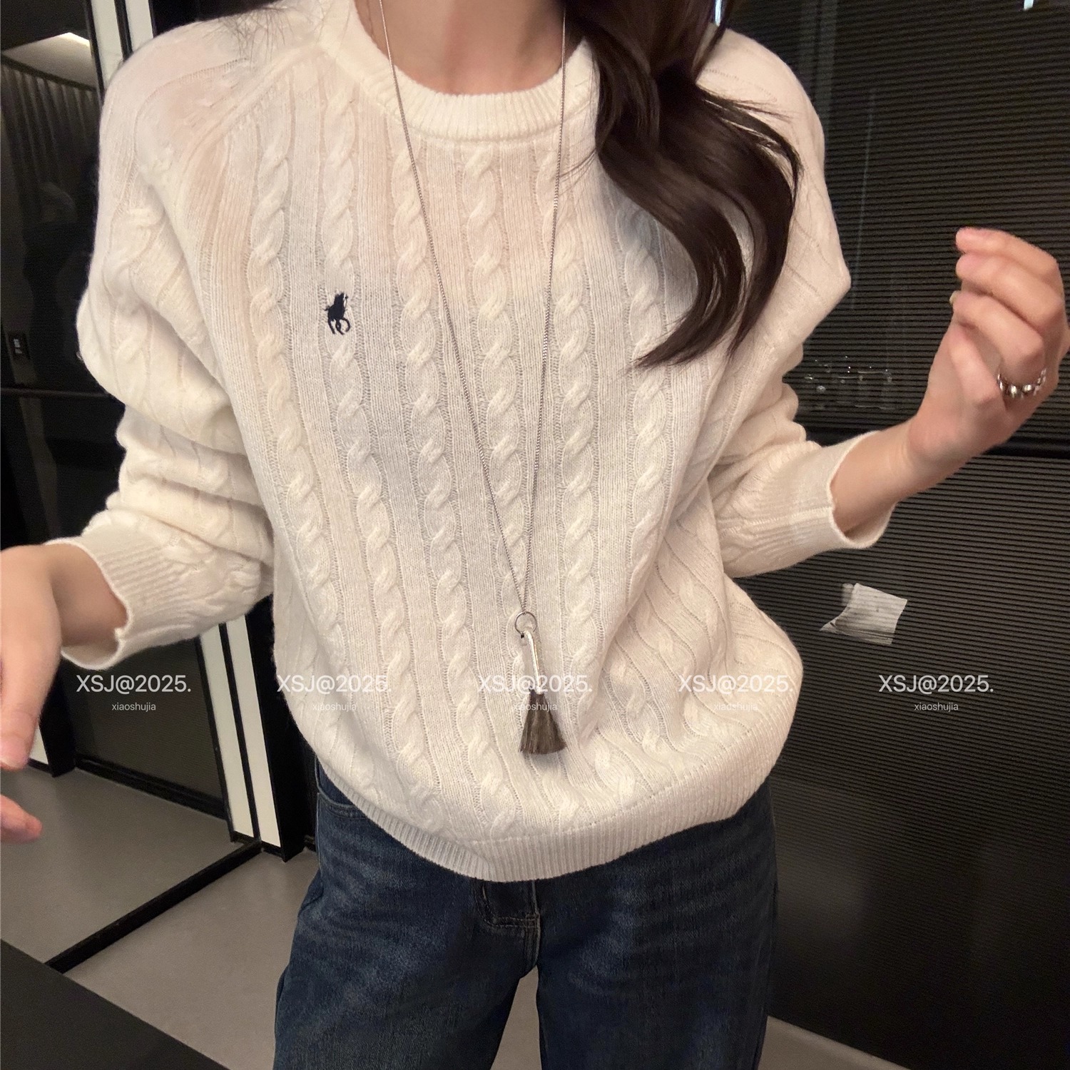 刺绣竖条麻花宽松羊毛针织毛衣