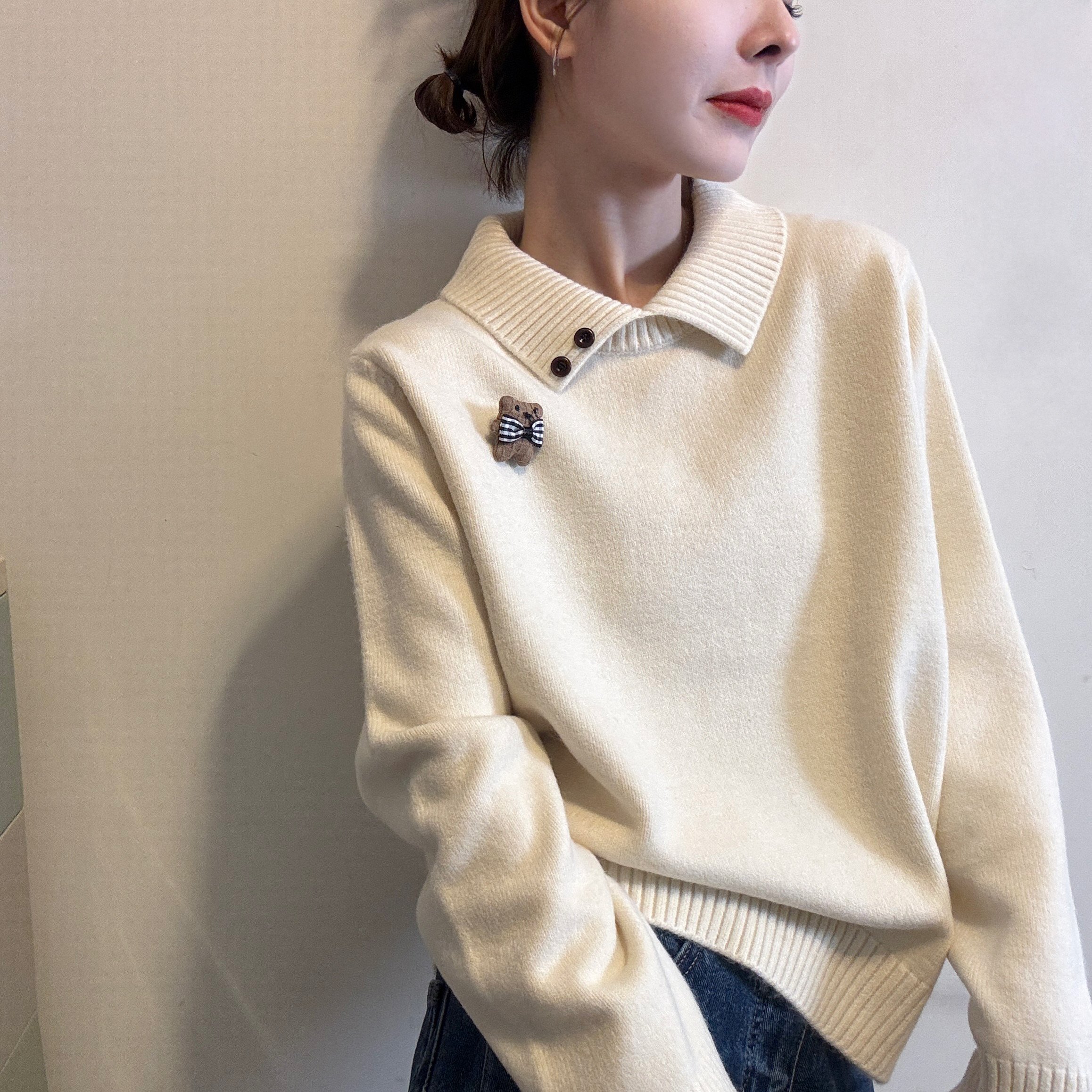 欧洲站2025冬季韩版气质小翻领纽扣设计小熊胸针打底针织衫毛衣女