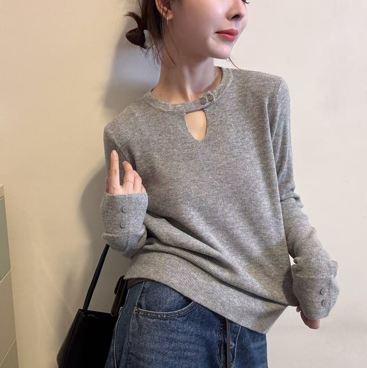 欧洲站2025冬季韩版气质圆领镂空小心机袖口纽扣针织衫套头毛衣女