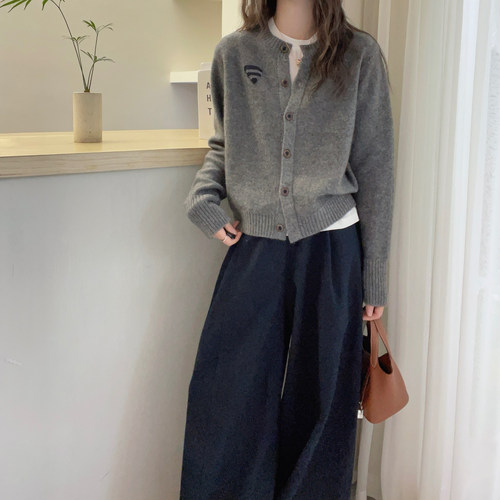 欧洲站2025秋季新款韩版简约设计感倒三角定标单排扣山羊绒针织衫