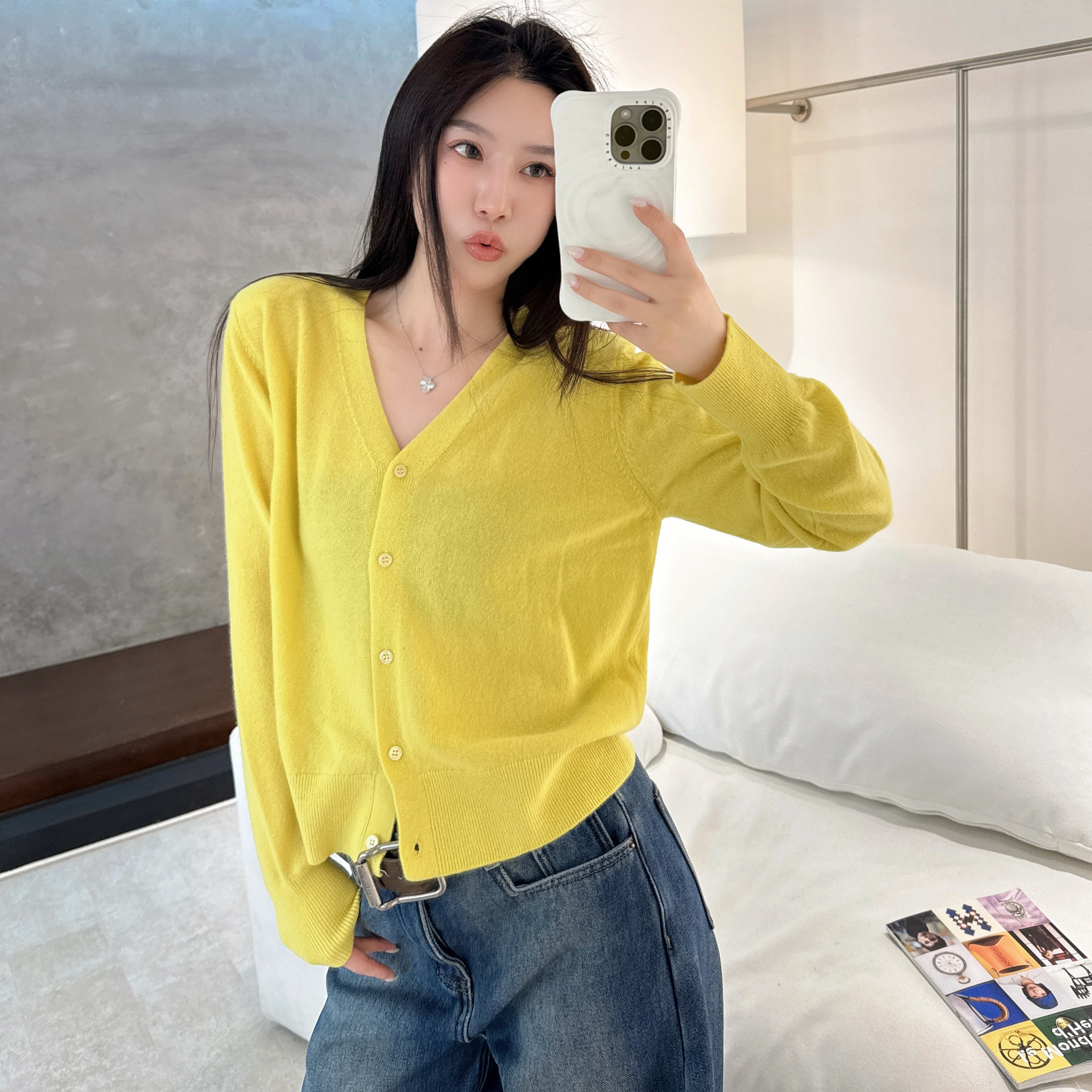 欧洲站2025冬季名媛气质V领垫肩长袖单排扣净版软糯羊毛针织开衫