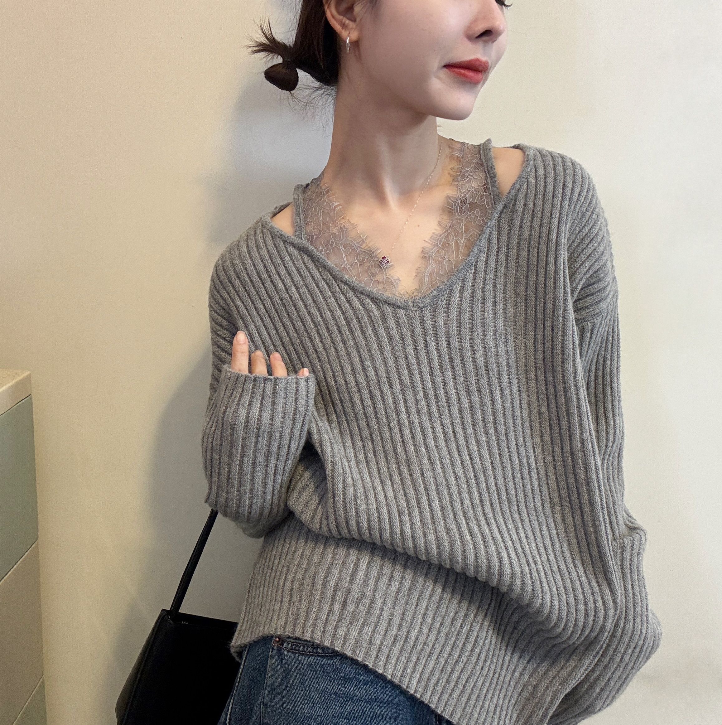 欧洲站2025冬季韩版气质V领镂空蕾丝拼接净版套头针织衫坑条毛衣