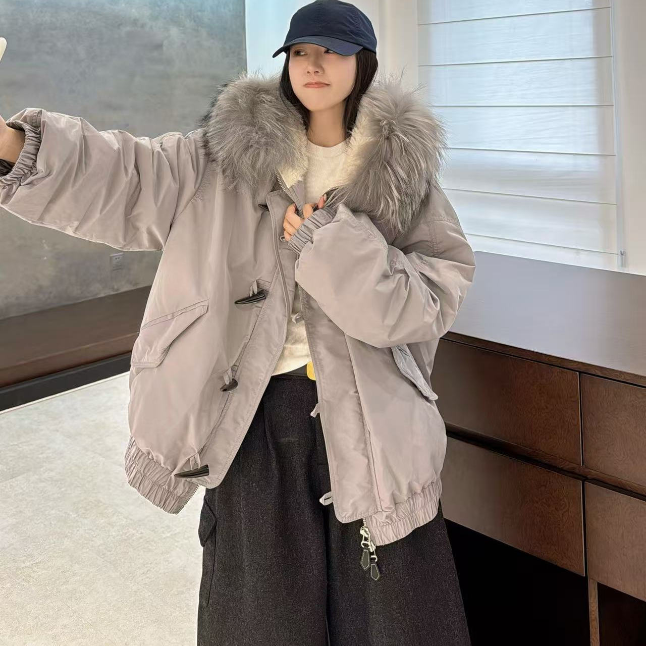 欧洲站2025冬季欧货重工设计感大毛领连帽牛角扣白鸭绒派克羽绒服