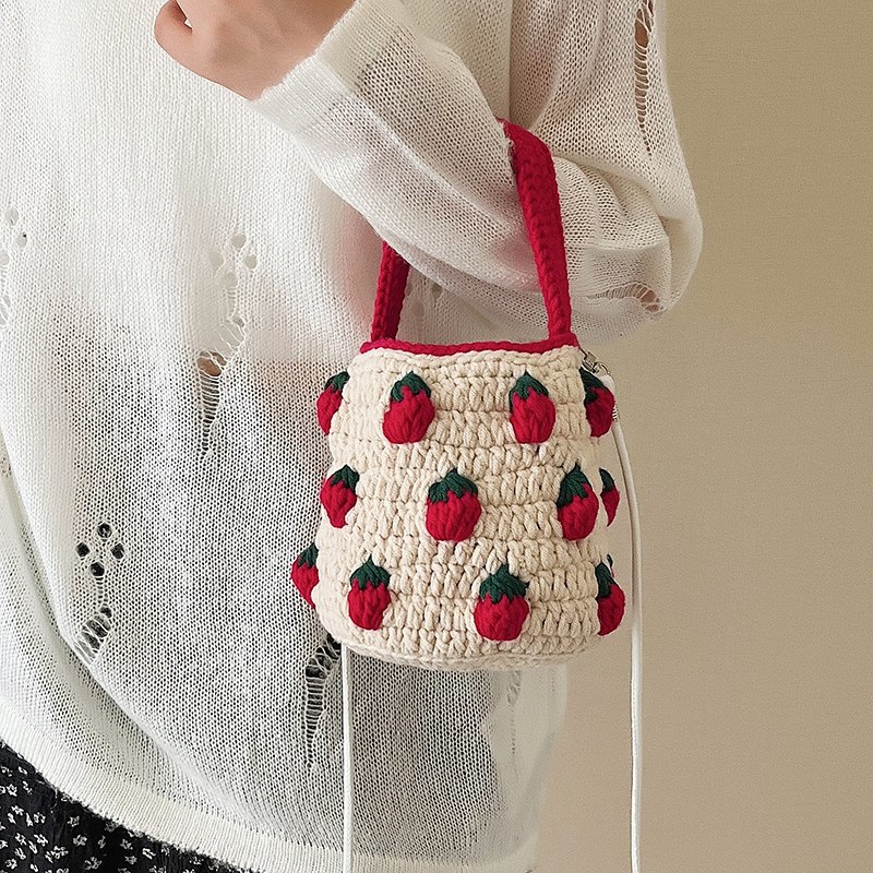 新款手工编织毛线包草莓水桶包可爱甜美女生礼物单肩手提斜挎小包,箱包皮具/热销女包/男包,水桶包,淘宝优惠券,粉丝福利购,淘宝优惠卷