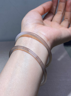 纤纤素手天然冰透叮当玛瑙细镯