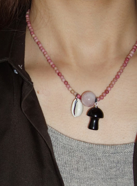 国内小众设计粉色天然石串珠搭配黑色蘑菇贝壳项链  度假风choker