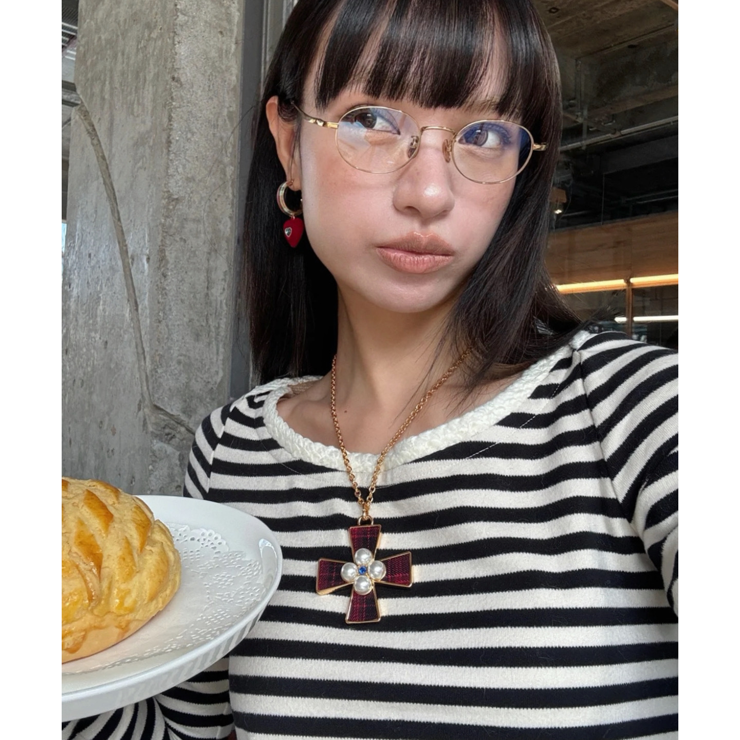 圣诞氛围复古红色格纹布搭配珍珠十字架少女项链  新年时髦毛衣链