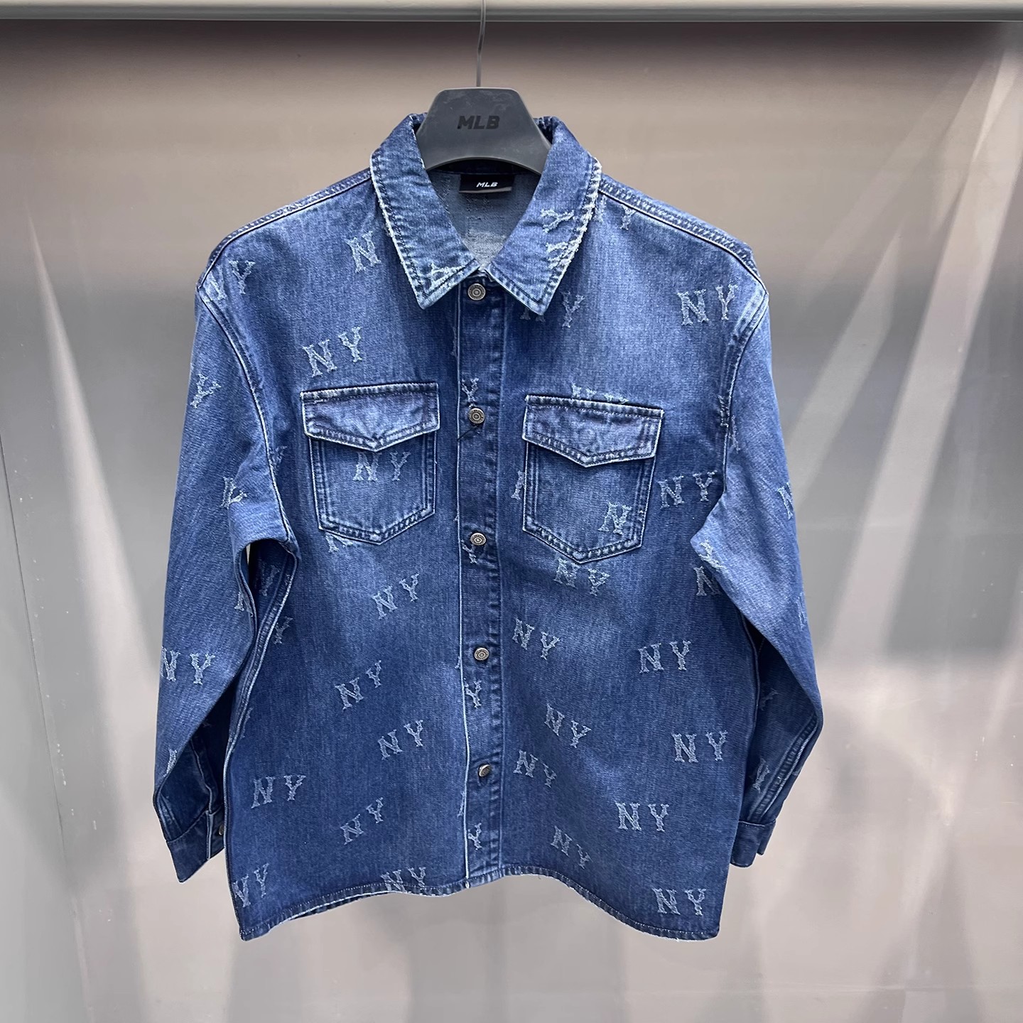 MLB秋季男女同款洋基队NY复古老花满标翻领牛仔衬衫上衣3ADRM0354