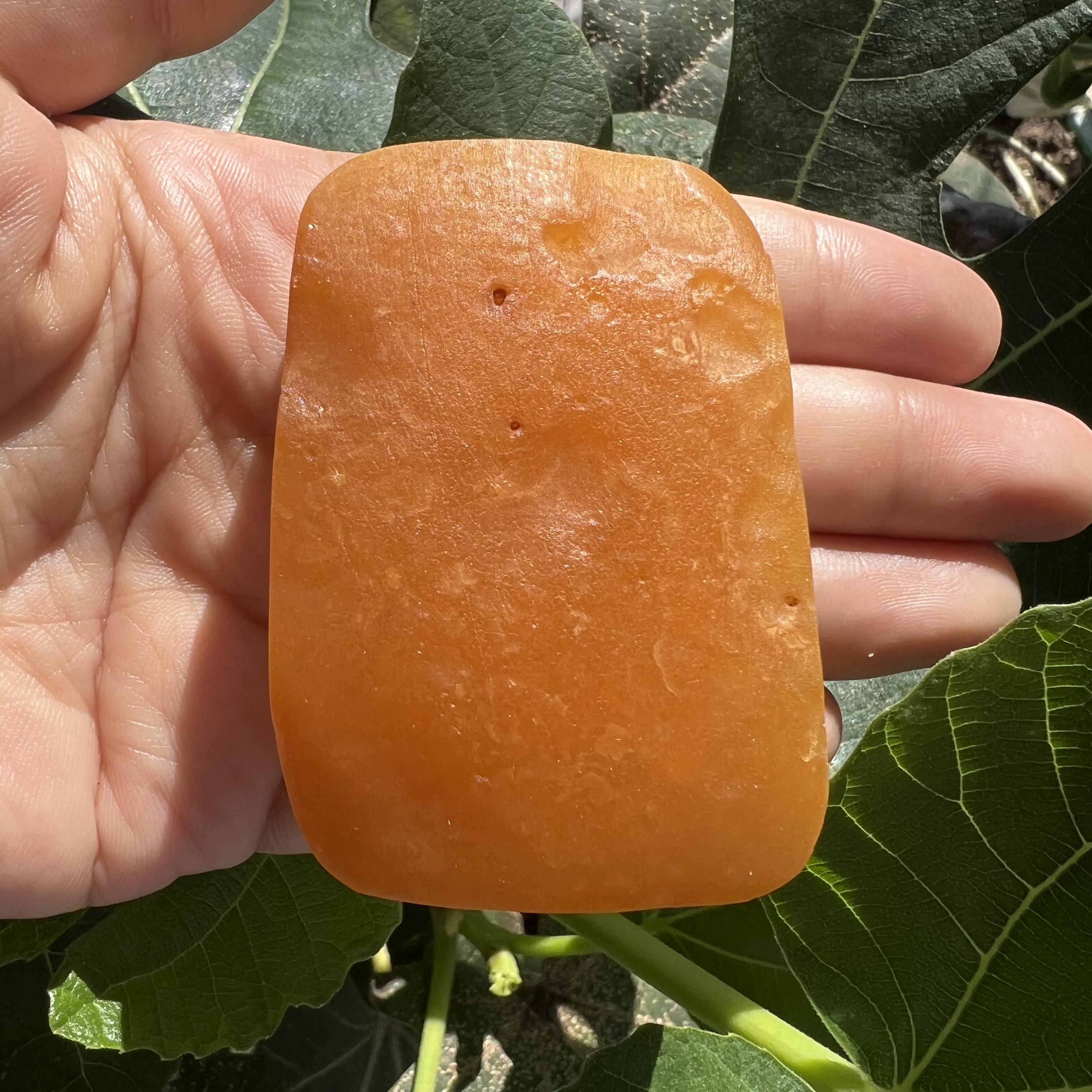 满蜜鸡油橙双面留皮平安无事牌皮面温润琥珀蜜蜡原石天然原矿