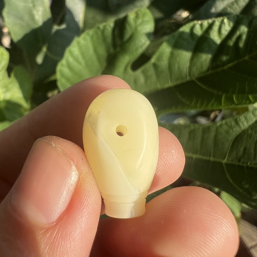 实物很白，照片拍的有色差，蜜蜡三通12+MM天然琥珀蜜蜡配饰