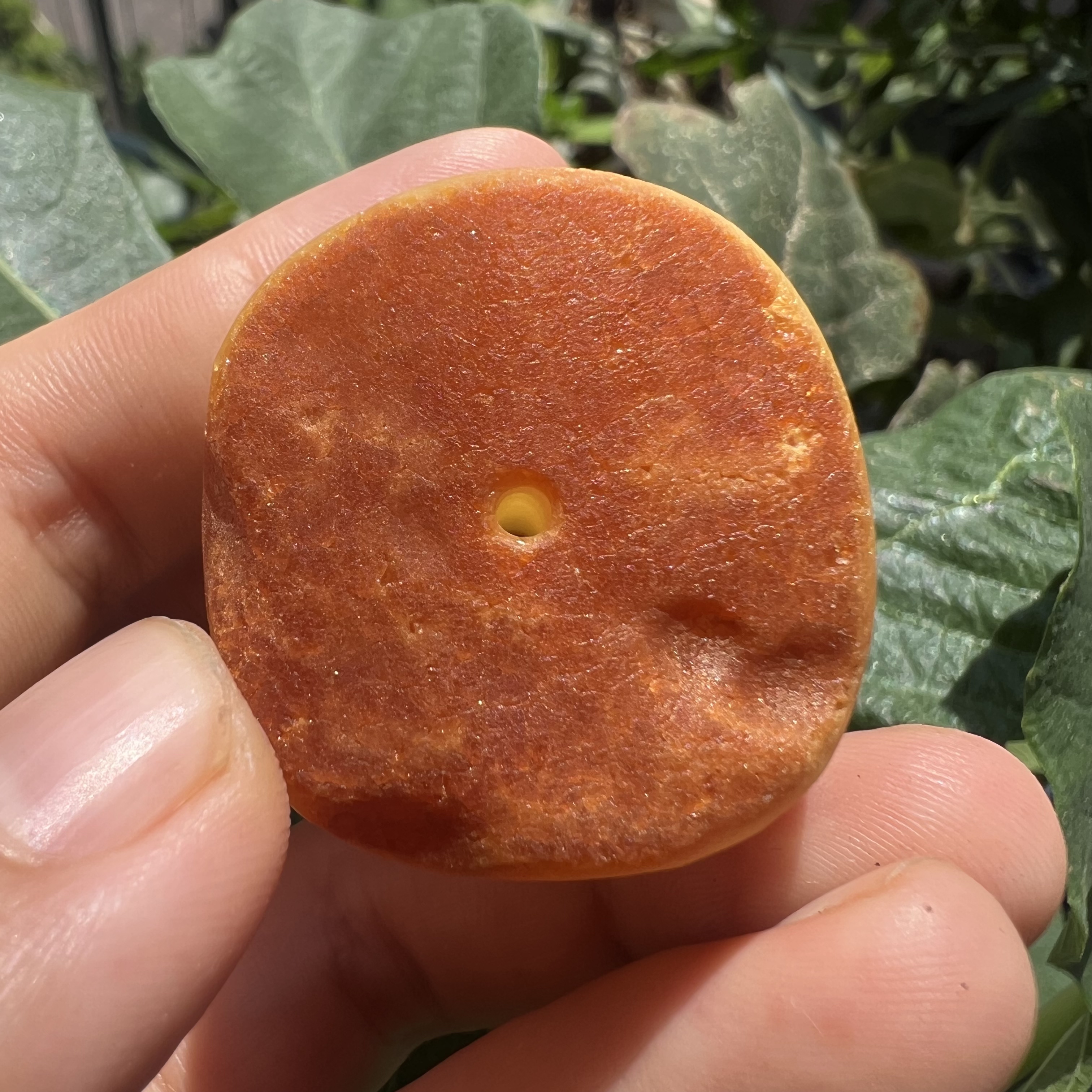双面留老红皮复古原矿平安扣。原汁原味天然琥珀蜜蜡原石原矿