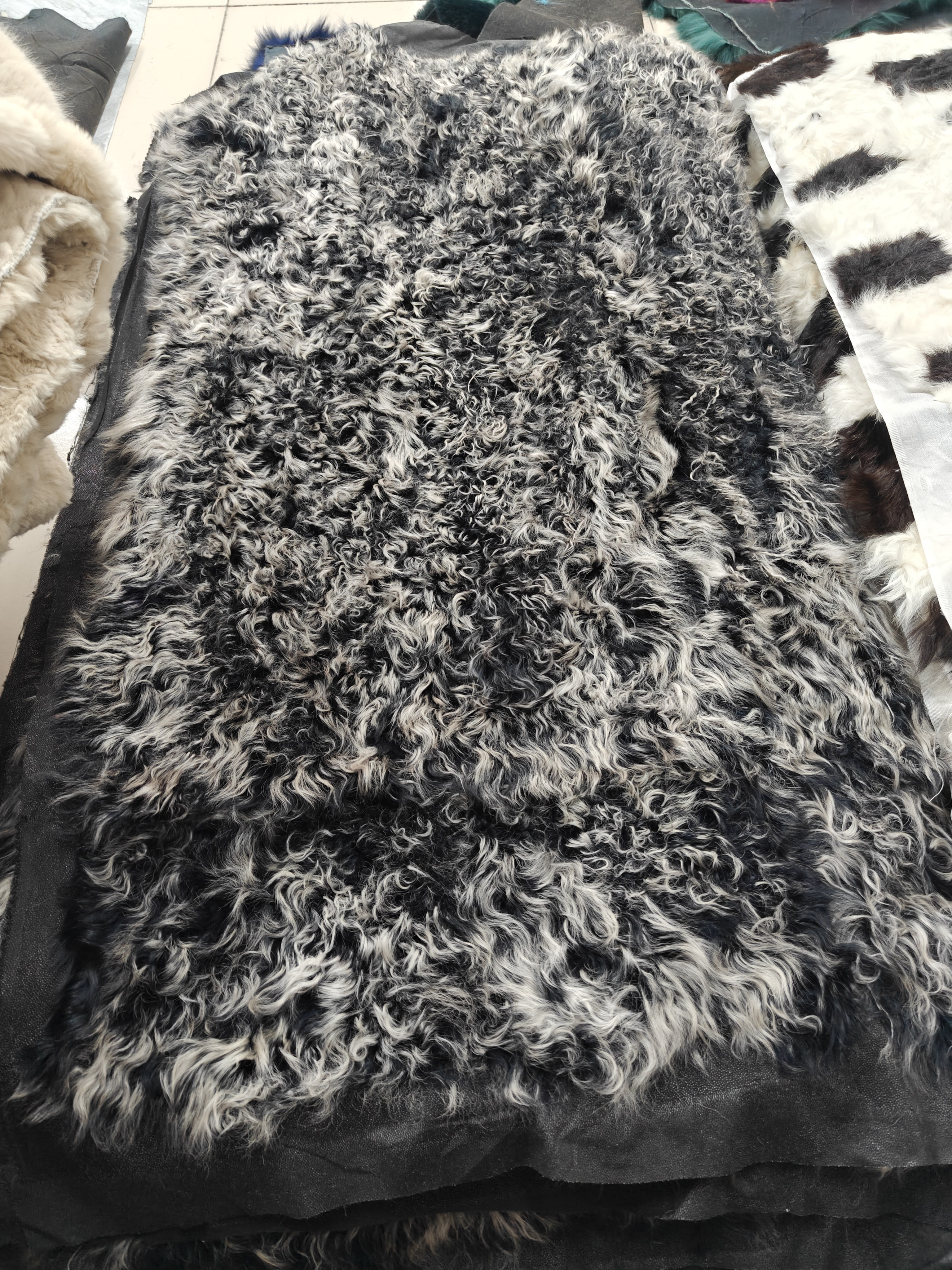 黑底白尖草上霜真皮羊羔毛皮草褥子毯子服装鞋口围巾DIY面料皮料