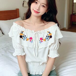 夏季甜美可爱风白色一字肩刺绣荷叶边上衣女夏泡泡袖雪纺衫