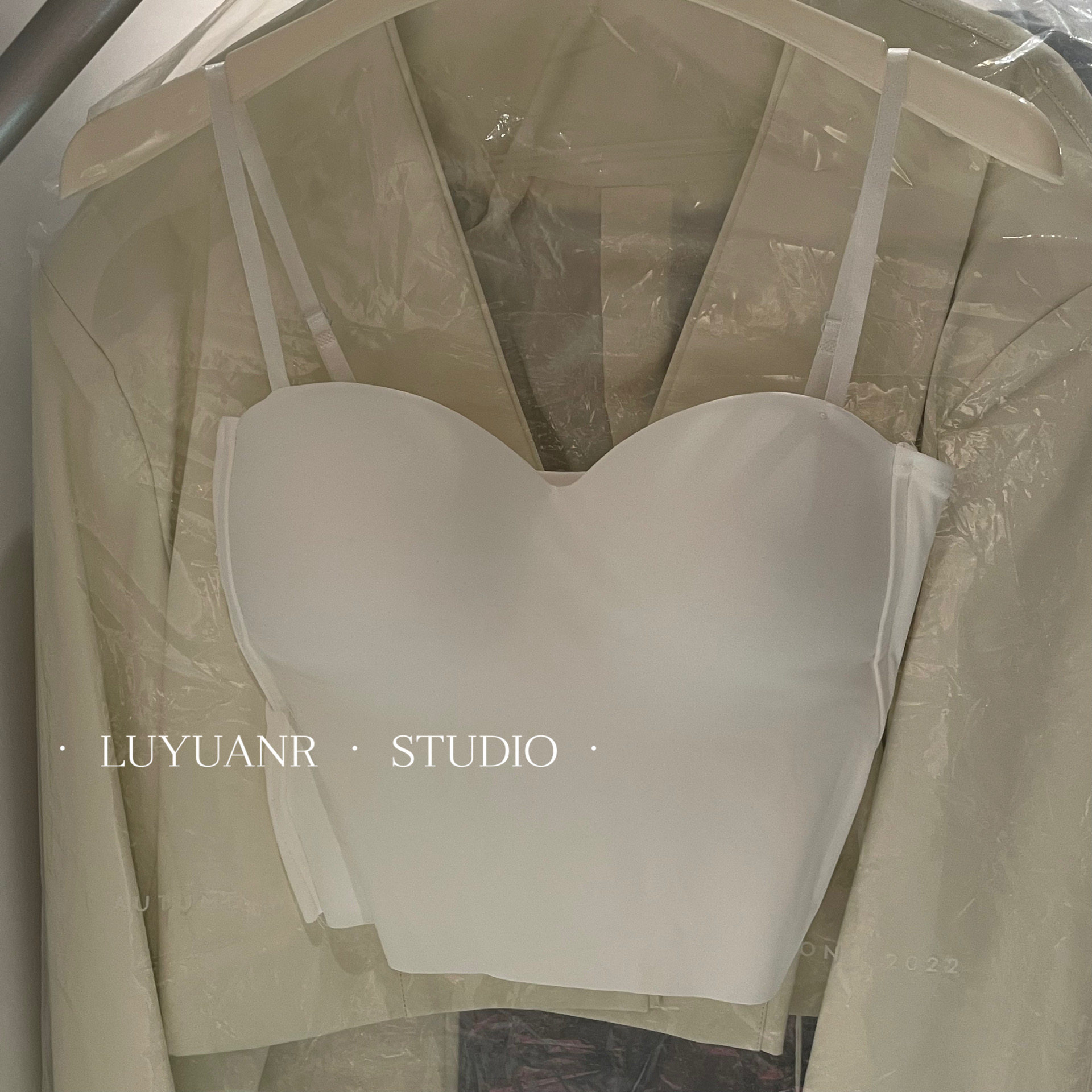 卢媛儿冰丝带胸垫吊带小背心女夏新款外穿设计感小众美背文胸一体