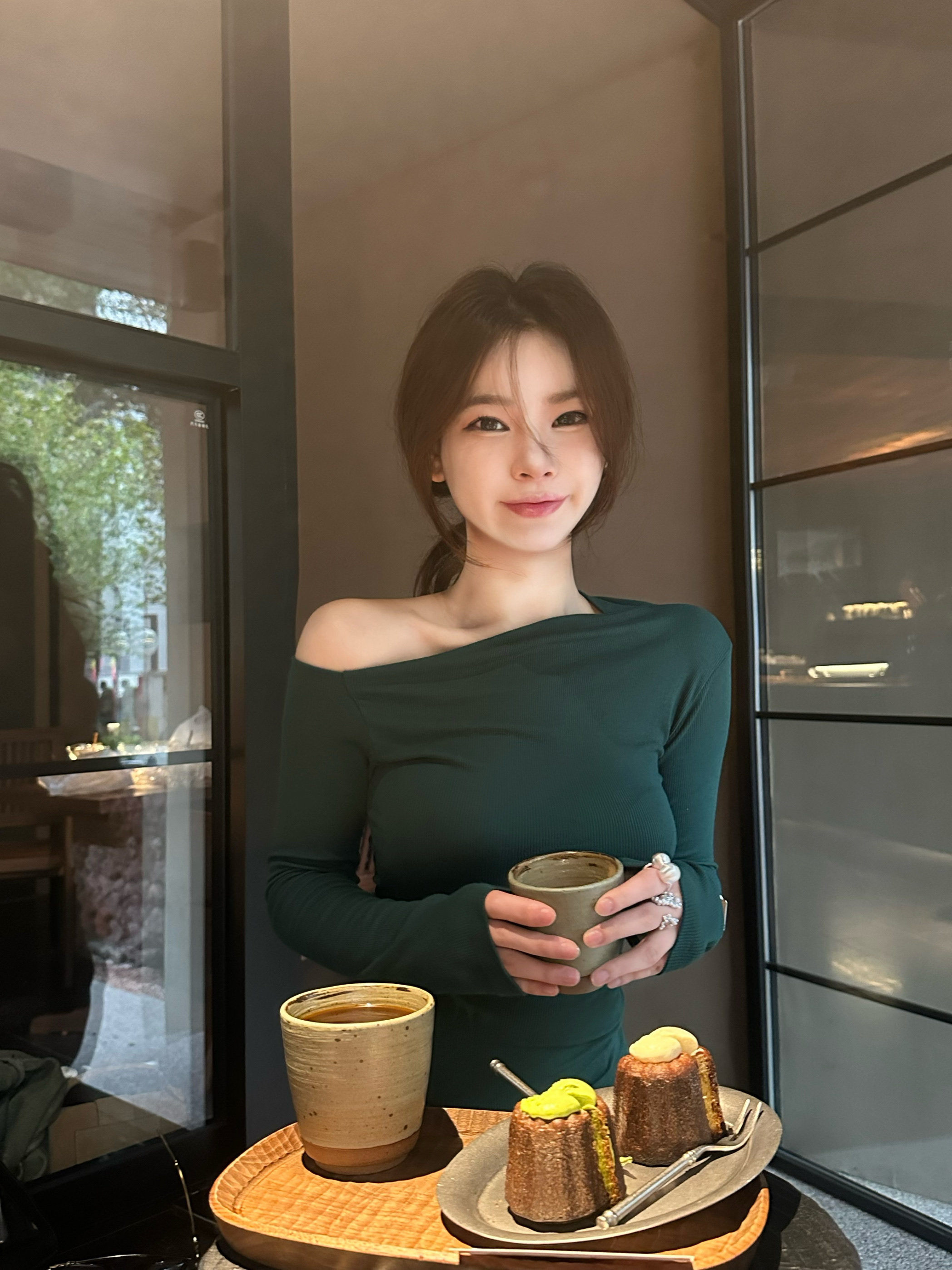 卢媛儿 祖母绿一字肩长袖紧身T恤女春季高级感修身内搭打底衫上衣