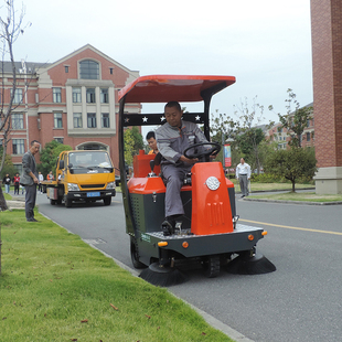 座驾式电动三轮扫地机物业保洁公司清扫车学校室外沥青路面吸尘机