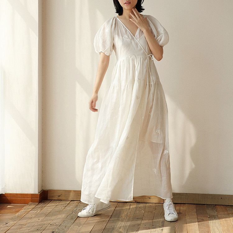文艺仙女 纯色白色高支细苎麻小蜜蜂刺绣泡泡袖长叠襟系带连衣裙