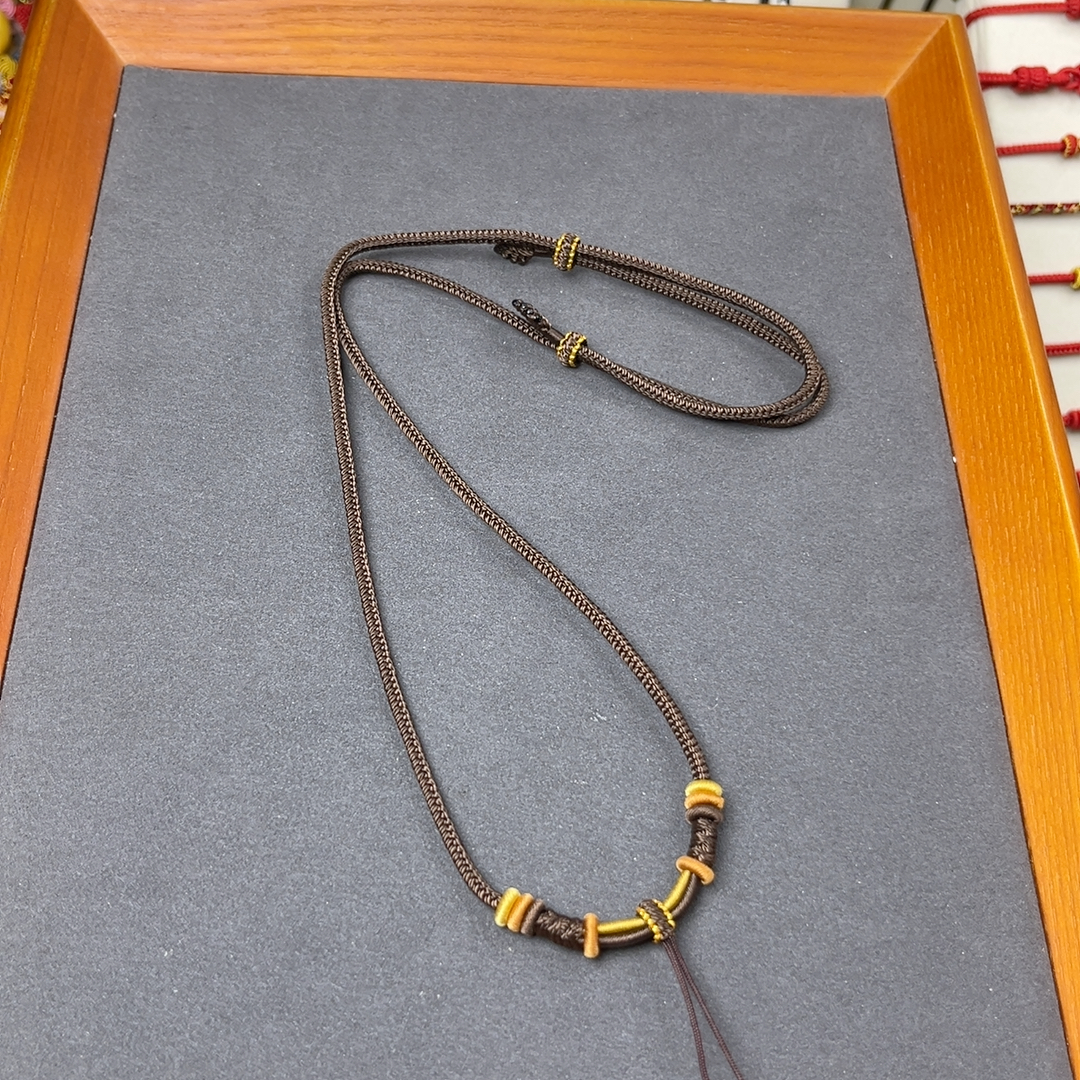 项链绳长约70厘米，粗约2.8㎜