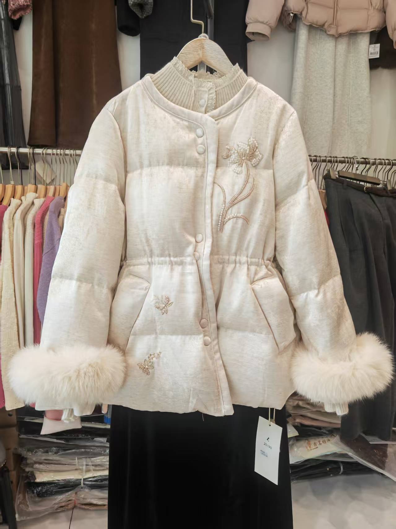 25190款圆领白鸭绒缎面包扣羽绒服