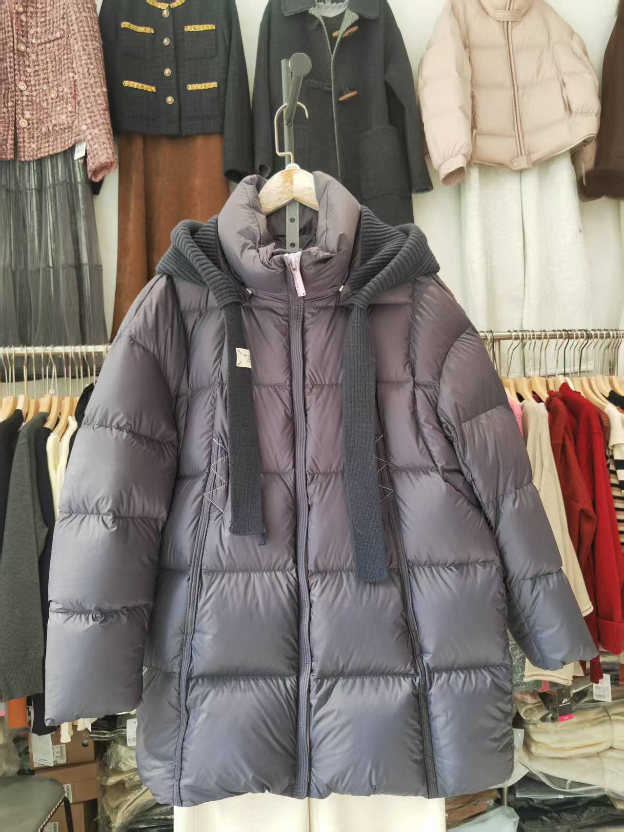 8687款立领毛线帽中长款白鸭绒羽绒服