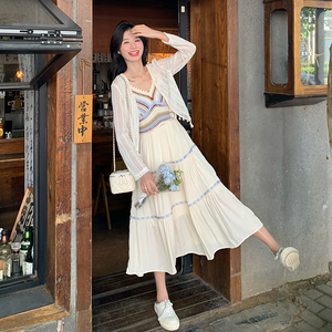 超火好看温柔气质穿搭白色连衣裙套装女2025新款波西米亚风吊带裙图片
