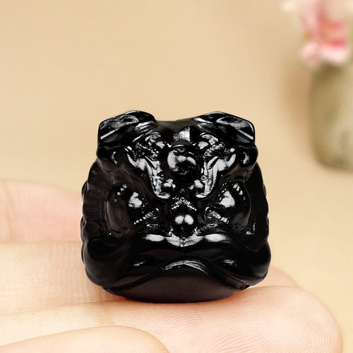 和田玉墨玉瑞兽醒狮黑羊脂籽料
