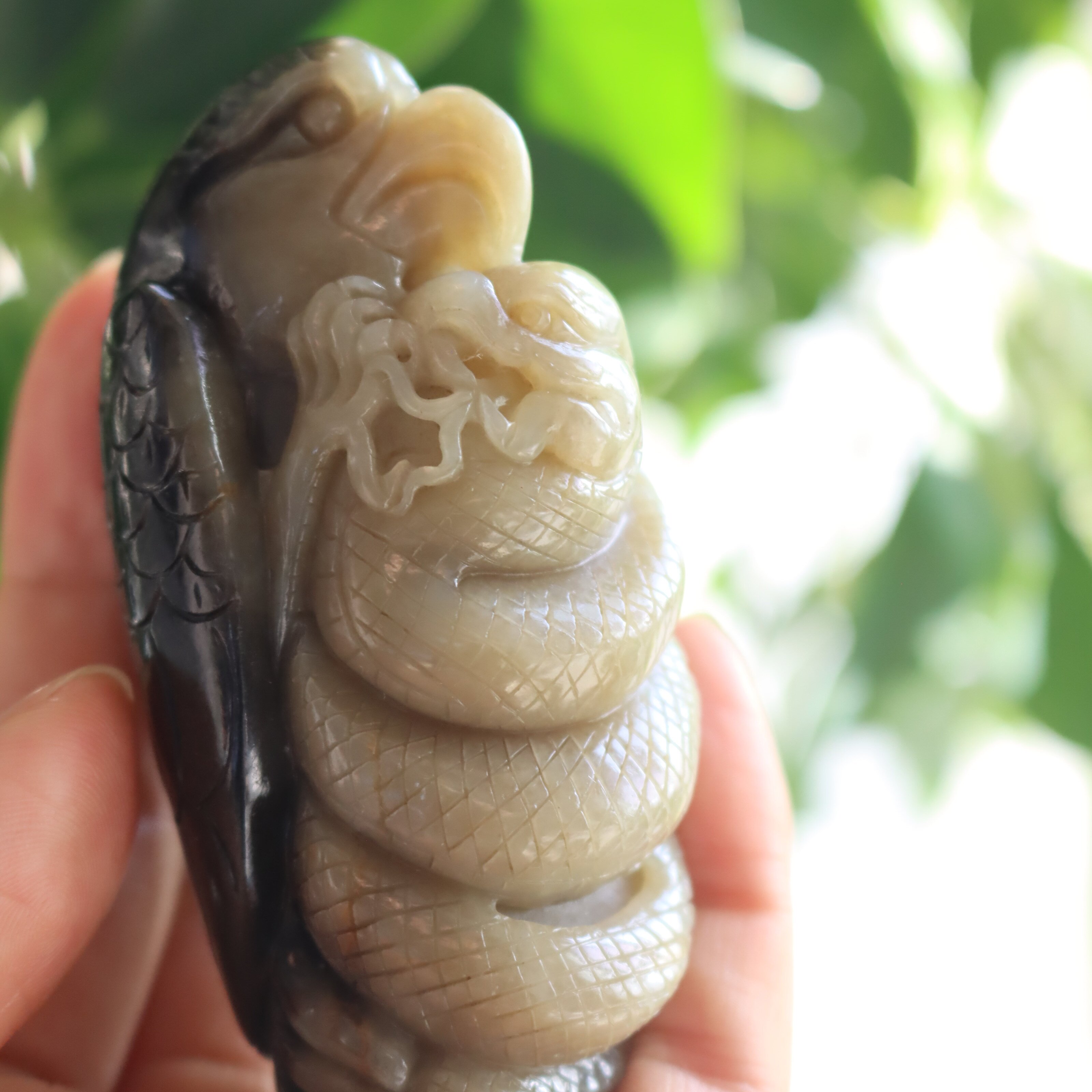 新疆和田玉糖玉三色鹰抓蛇手玩件