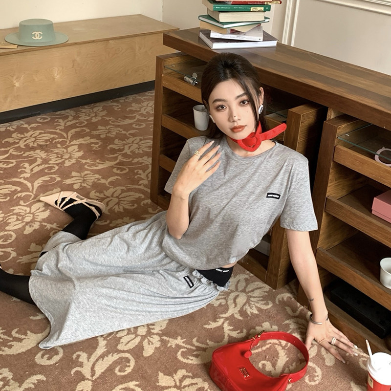VDO四姑娘 春款灰色圆领百搭打底T恤半身裙套装连衣裙设计感