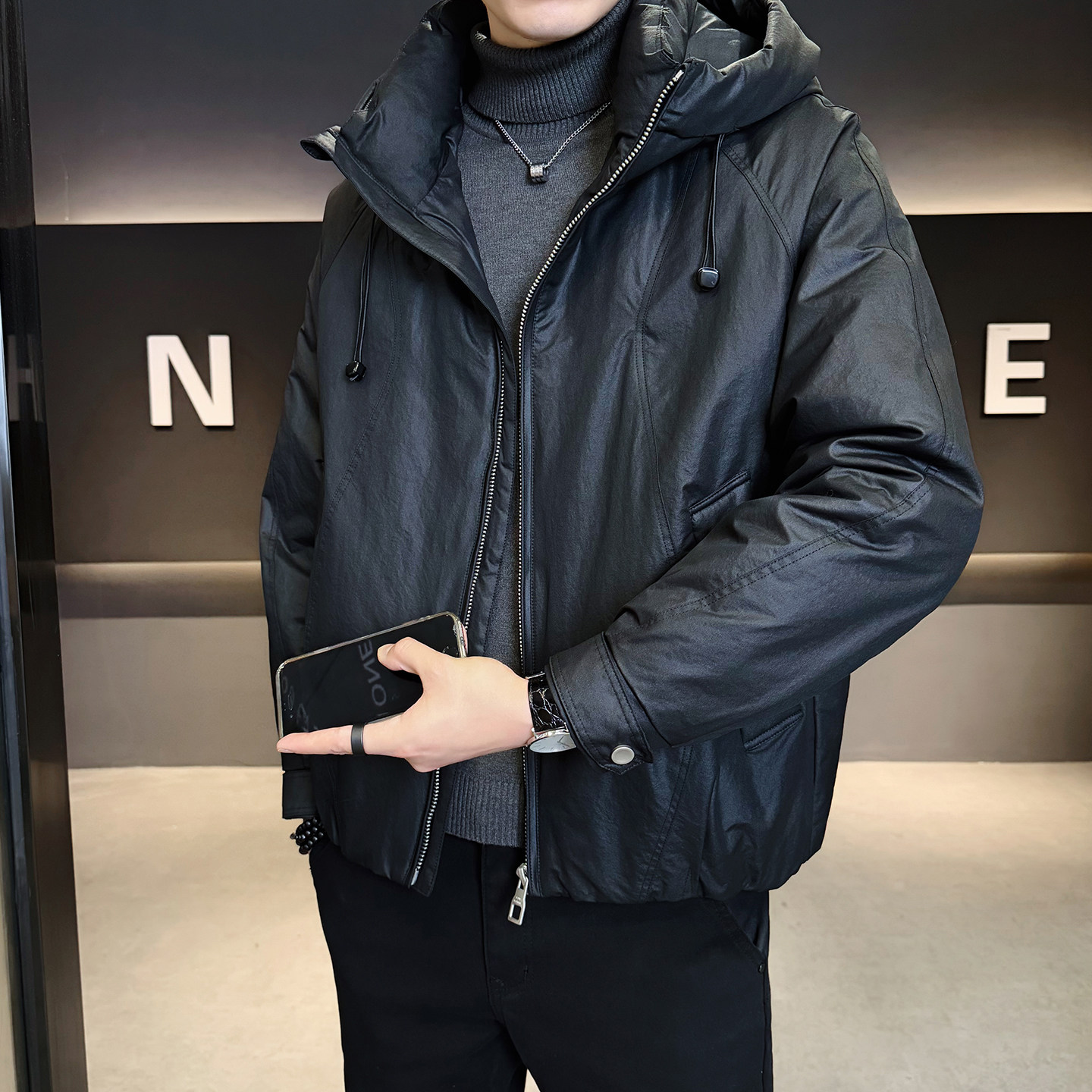 2026年冬男微宽松连帽类皮布标50羽绒服A230-0521-P218(控328)图片