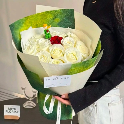 【小王子的偏爱】11朵白玫瑰+1朵红玫瑰小王子花束花店送花上门