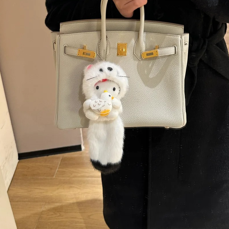 日本代购可爱毛绒包包挂件抱鸽子大尾巴kitty公仔kt猫书包小挂饰