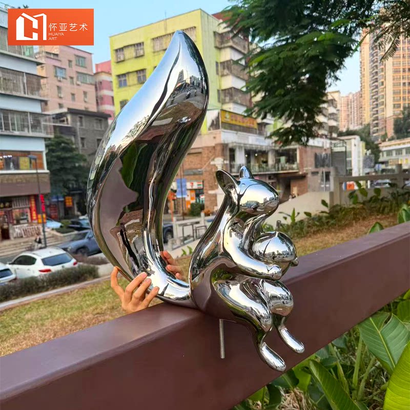 户外镜面不锈钢抽象松鼠雕塑可定制小区公园庭院草坪景观小品摆件