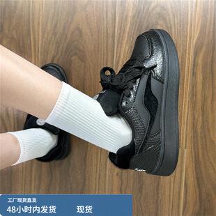 易少年韩版黑色面包鞋子女ins潮2025秋冬季新款学生百搭休闲板鞋