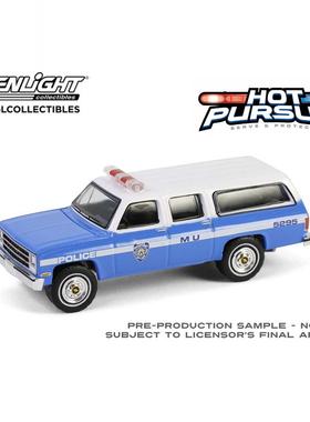 绿光 1:64 1990 雪佛兰 萨博班 K2500 斯科茨代尔 (NYPD) 43040D