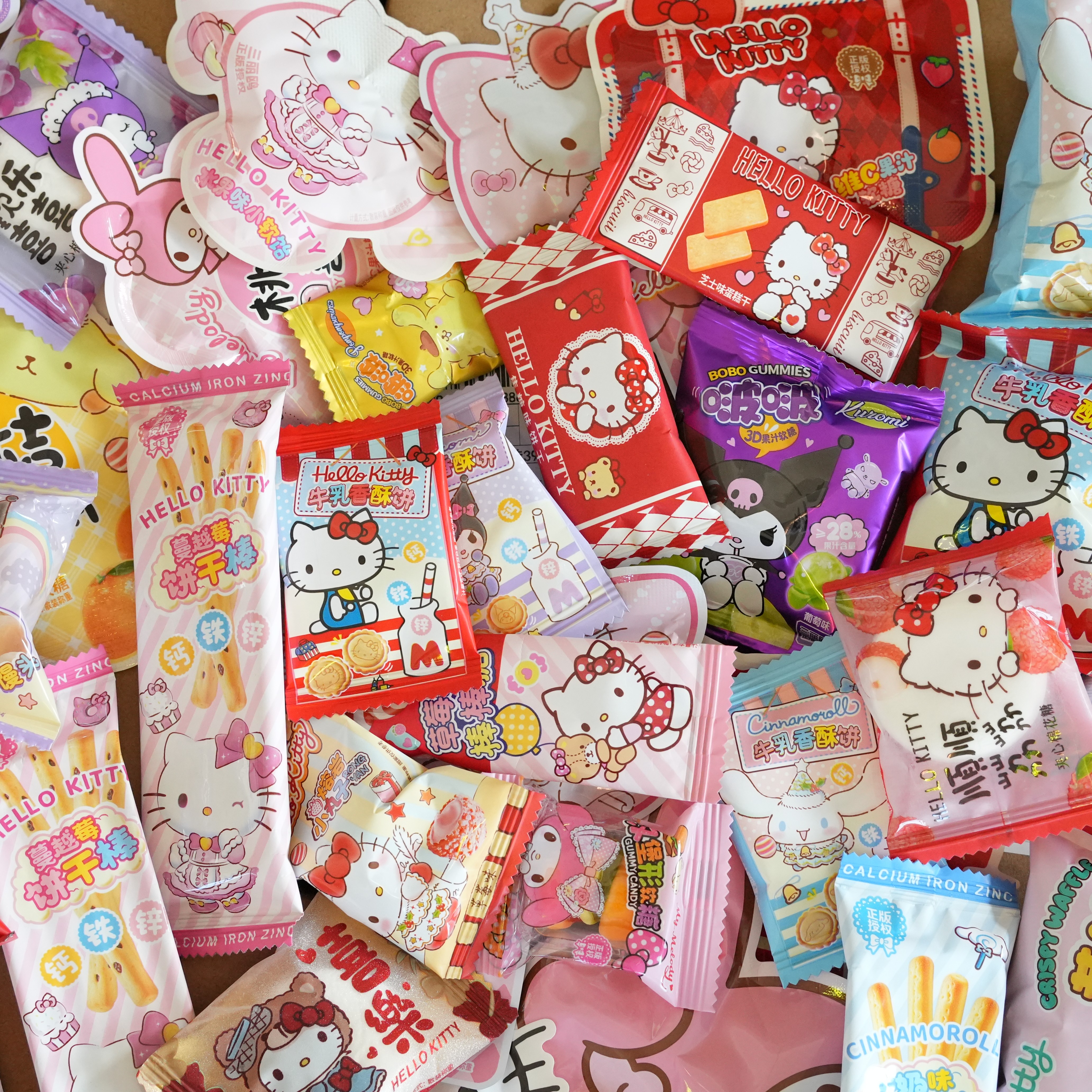 三丽鸥散装零食伴手礼物休闲零食糖果饼干棒棒糖华夫曲奇焦糖饼干