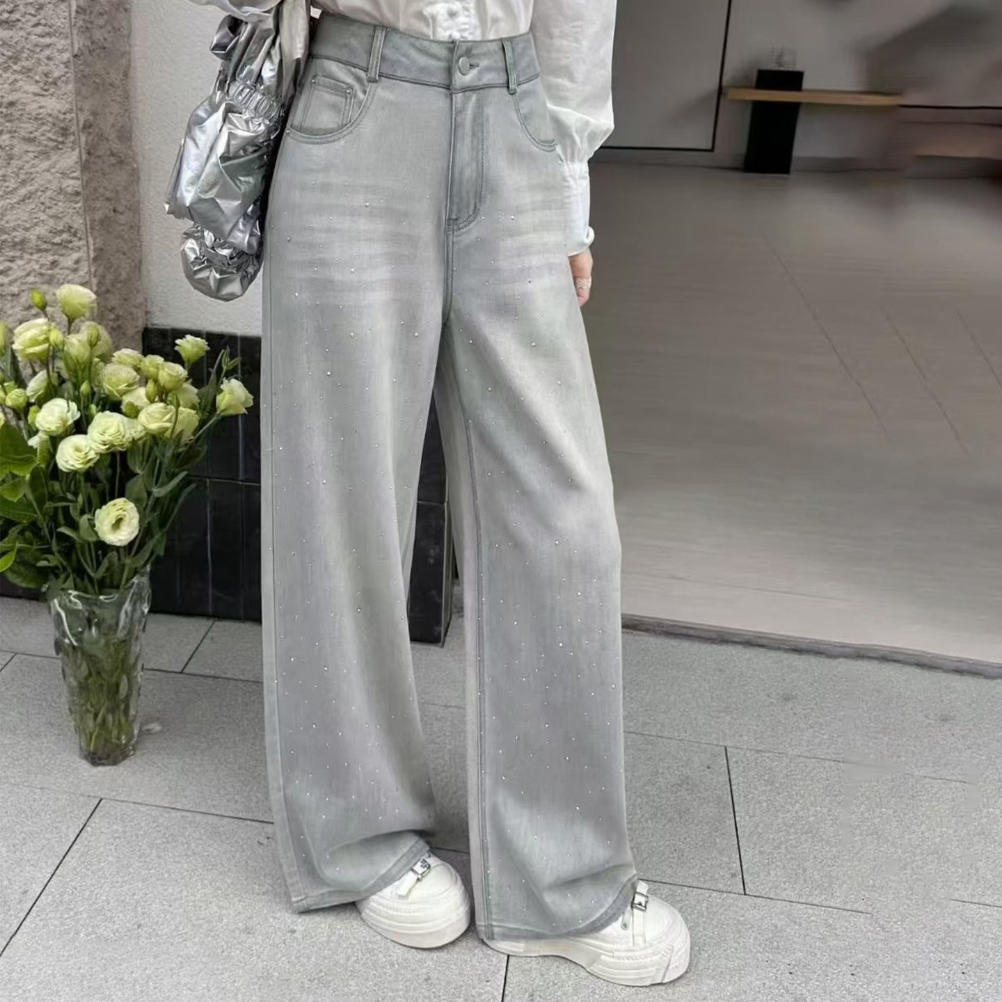 velwin蔚雯烫钻阔腿牛仔裤女2026夏季新款百搭浅灰色宽松直筒裤子